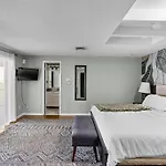 4 Rooms, Lake, Pool, Hot Tub, Putt-Putt