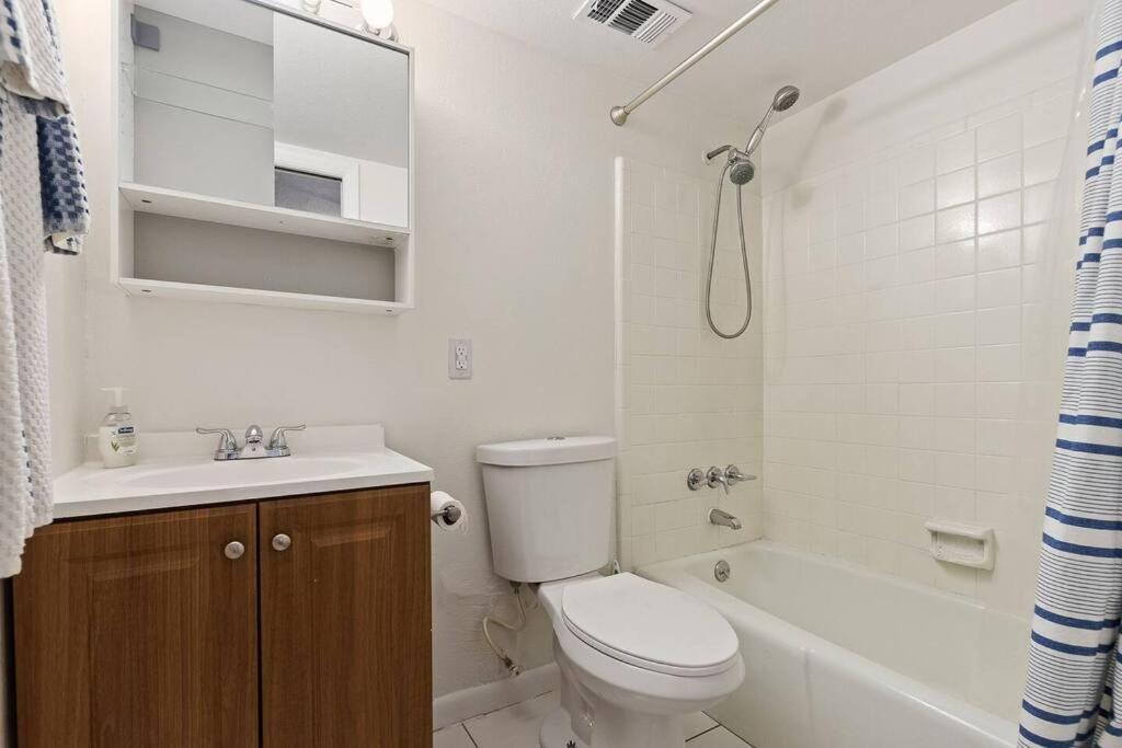 4 Rooms, Lake, Pool, Hot Tub, Putt-putt *