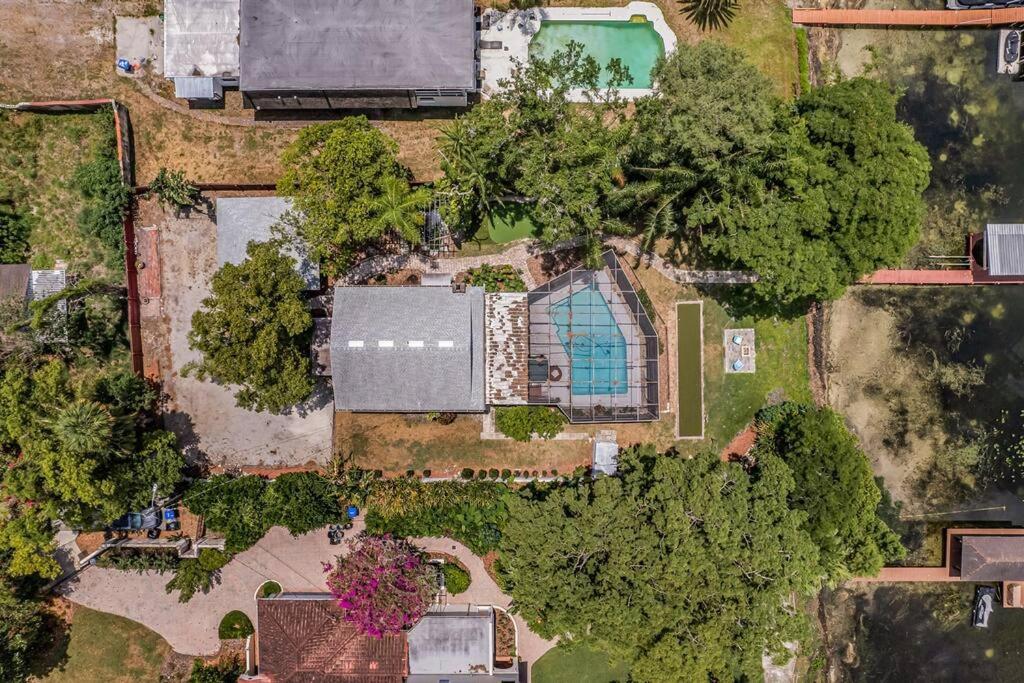 4 Rooms, Lake, Pool, Hot Tub, Putt-putt *
