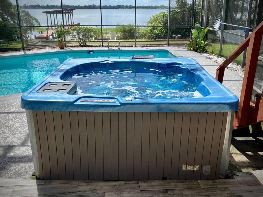 4 Rooms, Lake, Pool, Hot Tub, Putt-putt Orlando