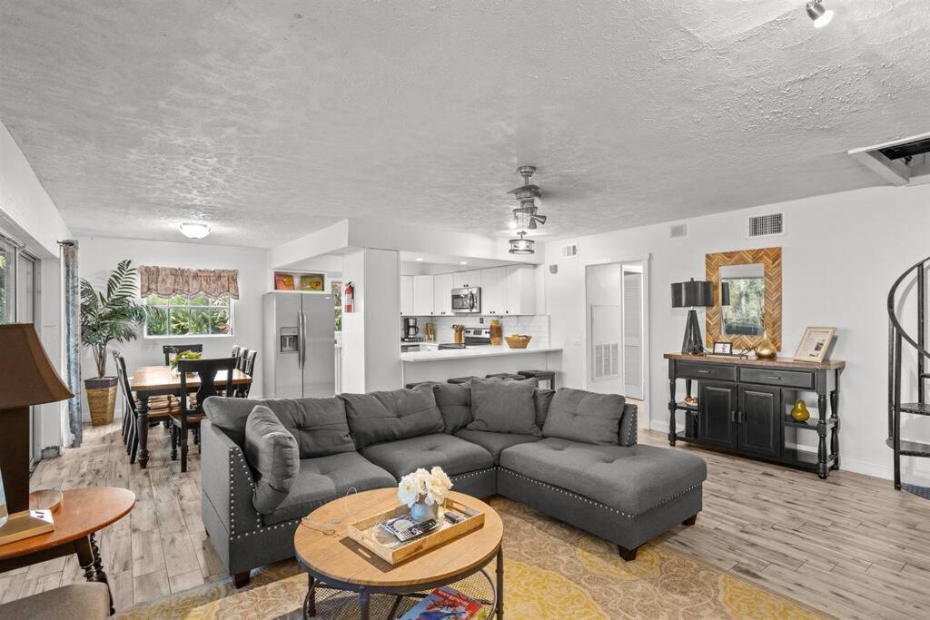 4 Rooms, Lake, Pool, Hot Tub, Putt-putt * Orlando
