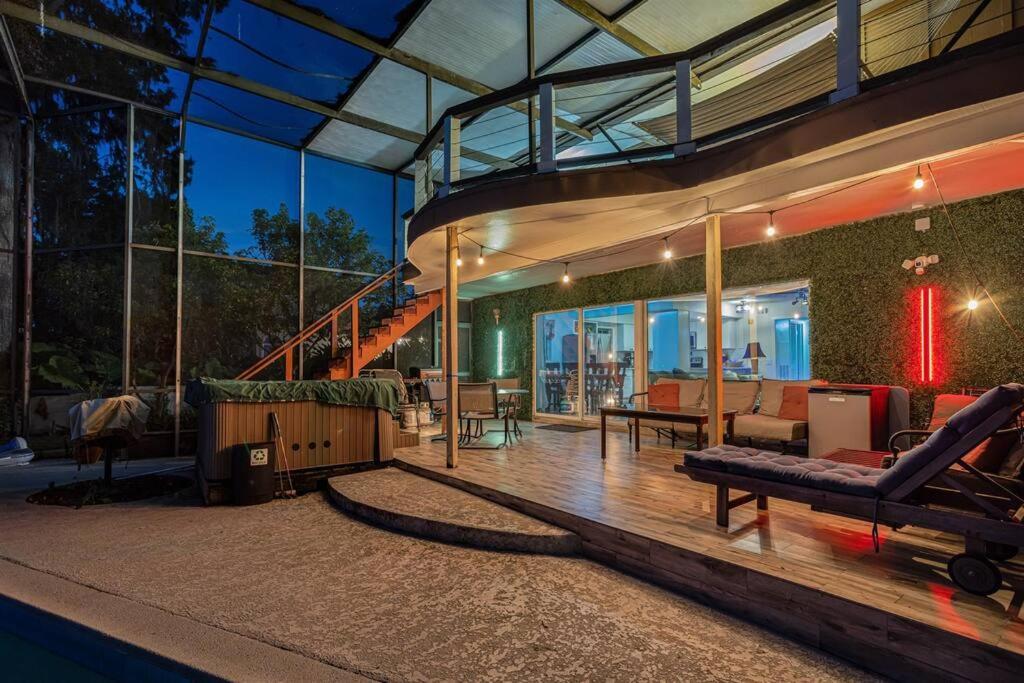 4 Rooms, Lake, Pool, Hot Tub, Putt-putt Orlando